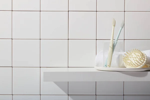 Badkamer Achtergrond Met Tandenborstels Glazen Beker Hoofdhuid Massage Borstel Handdoek — Stockfoto