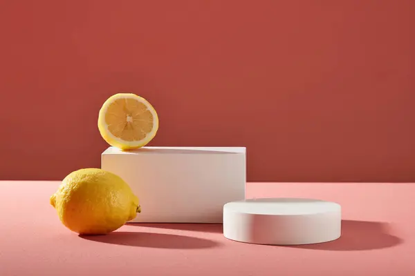 Cilindros Blancos Limones Frescos Decorados Sobre Fondo Rosa Escena Para — Foto de Stock