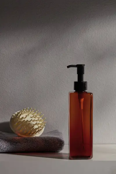 Amber Bottle Label Mockup Shampoo Product Gray Cotton Towel Scalp — Stock Photo, Image