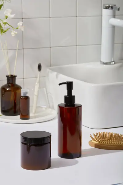 Conceito Banheiro Com Garrafas Âmbar Sem Rótulo Escova Madeira Difusor — Fotografia de Stock