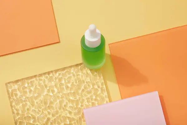 Una Bottiglia Siero Verde Con Tappo Contagocce Decorato Sfondo Beige — Foto Stock