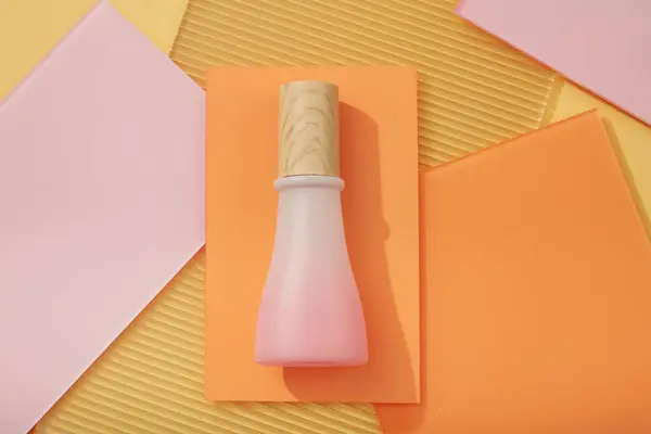 一种带有木制瓶盖的渐变粉色瓶子 没有标签 装饰在彩色的丙烯酸薄片上 广告的极简主义艺术背景 化妆品设计 — 图库照片
