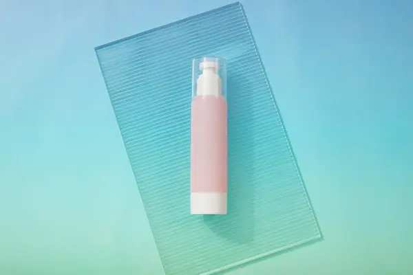 化粧品のための化粧品のピンクのびんを包むモックアップ青い背景のアクリルリブの版が付いている設計 製品をブランディングするための最小のスタイル トップビュー — ストック写真