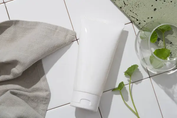 Koupelnová Koncepce Pro Reklamní Kosmetiku Výtažku Gotu Kola Plastová Tuba — Stock fotografie