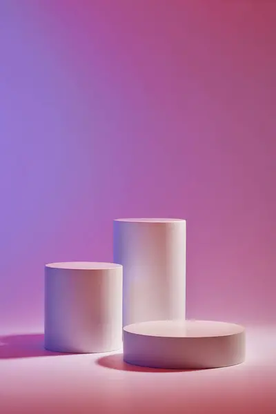 紫色の勾配の背景に白いシリンダー幾何学表彰台が付いている最小抽象的な背景 化粧品を表示するための空白スペース — ストック写真