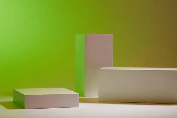 Reklam Amaçlı Kozmetik Sahnesi Beyaz Geometrik Podyumları Olan Yeşil Arka — Stok fotoğraf