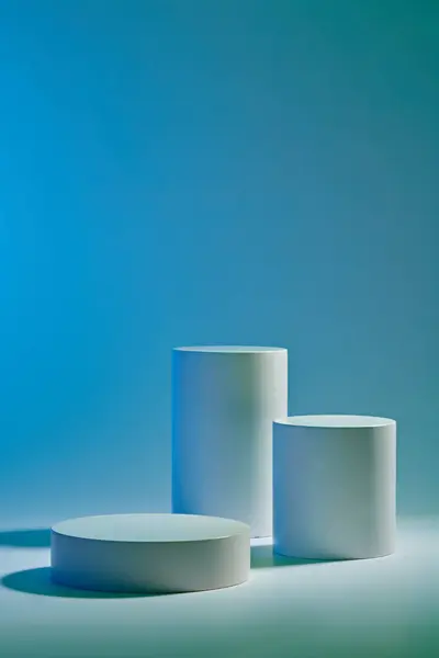 Mavi Arkaplanda Beyaz Silindir Podyumun Görüntüsü Ürününüzü Maketinizi Paketleme Kozmetik — Stok fotoğraf