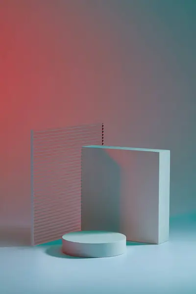 白い幾何学の表彰台および色の背景の透明なアクリル シートが付いている化粧品かプロダクトの提示のための最小の創造的な背景 フロントビュー — ストック写真