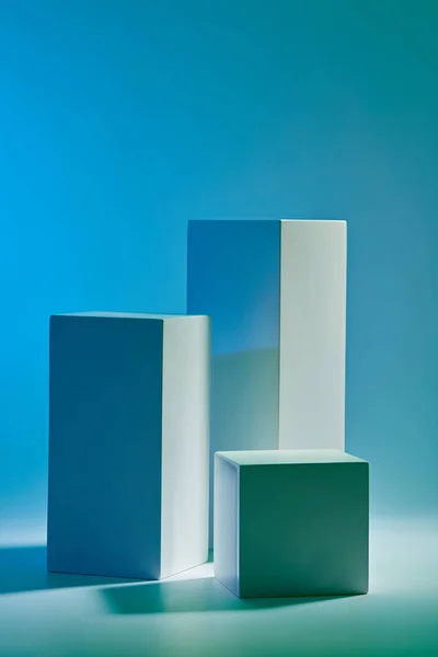 製品プレゼンテーションのための明るい青い背景の白いシリンダー表彰台との抽象的な背景 あなたのモックアップや製品を表示するスタイリッシュな幾何学的な形状 — ストック写真