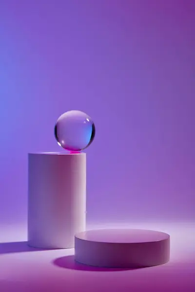 グラスボールでグラデーションの紫色の背景に装飾された円形シリンダー表彰台のフロントビュー コスメ ビジネスブランディング 製品プレゼンテーションのためのコピースペースを備えた最小限の背景 — ストック写真