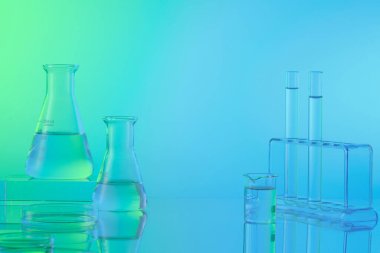 Kozmetik ve ürün sunumu için en düşük arkaplan, deney tüpleri, deney tüpleri, petri kabı ve erlenmeyer tüpleri renksiz solüsyon ile doldurulmuş. Kimya laboratuarının ekipmanı.