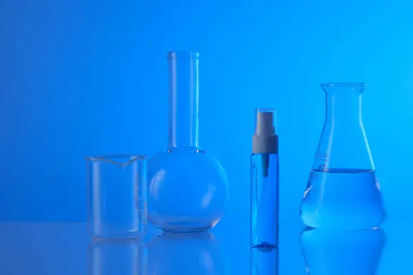 Laboratuvar Ekipmanları Bilim Içeriği Kaynayan Şişeyle Erlenmeyer Şişesi Renksiz Sıvı — Stok fotoğraf