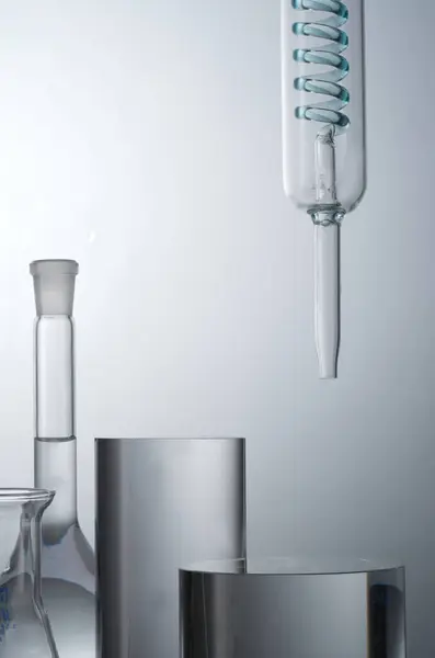 Closeup View Lab Glaswerk Gevulde Transparante Oplossing Cilinder Podia Voor — Stockfoto
