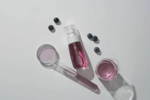 Frasco Spray Branco Contendo Líquido Roxo Mirtilos Essência Copos Laboratório — Fotografia de Stock