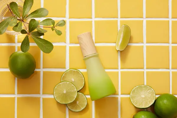 Ovanifrån Grön Flaska Omärkta Gröna Blad Och Färska Limeskivor Dekorerade — Stockfoto