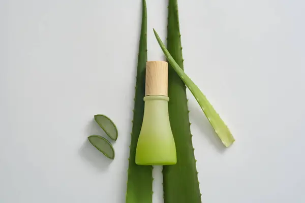Mockup Scen För Kosmetika Från Naturliga Ingredienser Grön Glasflaska Omärkt — Stockfoto
