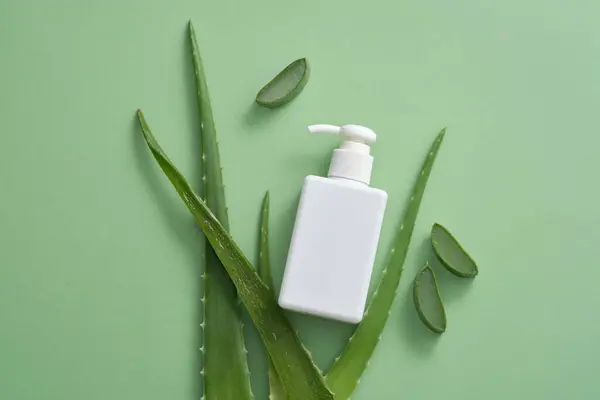 Färsk Aloe Vera Visas Grön Bakgrund För Kosmetisk Presentation Med — Stockfoto