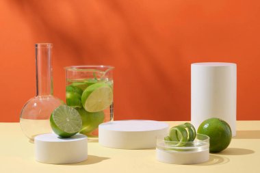 Taze limon ve turuncu arka planda gölgeli yapraklarla süslenmiş beyaz podyumlar içeren laboratuvar camları. Limon özlü kozmetik ürünleri için reklam sahnesi.