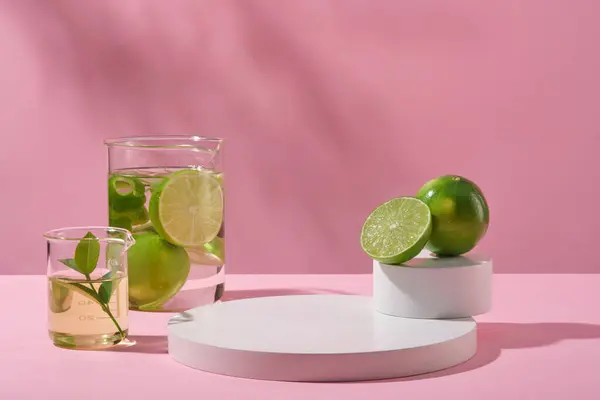 Vue Face Tranches Citron Vert Feuilles Bécher Avec Liquide Transparent — Photo