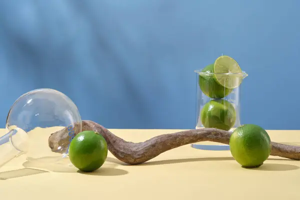 Concepto Mínimo Para Producto Exhibición Con Limas Frescas Cristalería Laboratorio —  Fotos de Stock