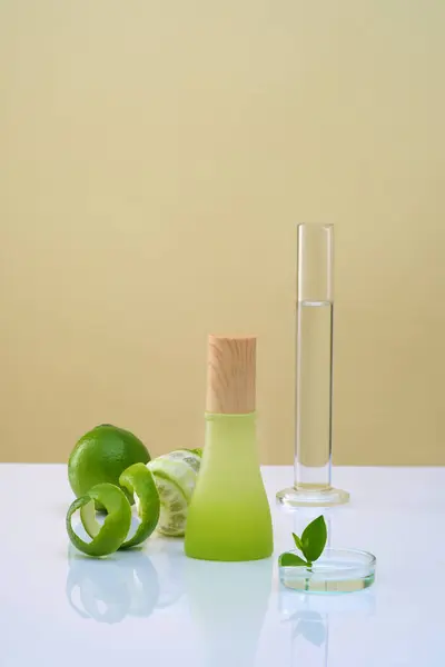Framifrån Grön Flaska Med Trä Mössa Omärkt Lab Glas Färska — Stockfoto