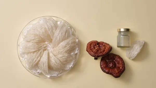鸟巢的顶部清晰排列在托盘中 红丽石蘑菇 Ganoderma 和没有米色背景标签的水瓶 韩国传统医学和营养价值 — 图库照片