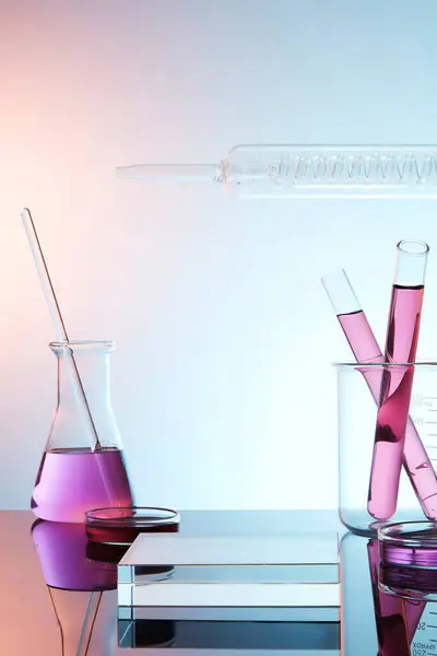 Temat Laboratoryjny Laboratoryjnym Szkłem Wypełnionym Kolorowym Płynem Przezroczystym Pustym Podium — Zdjęcie stockowe