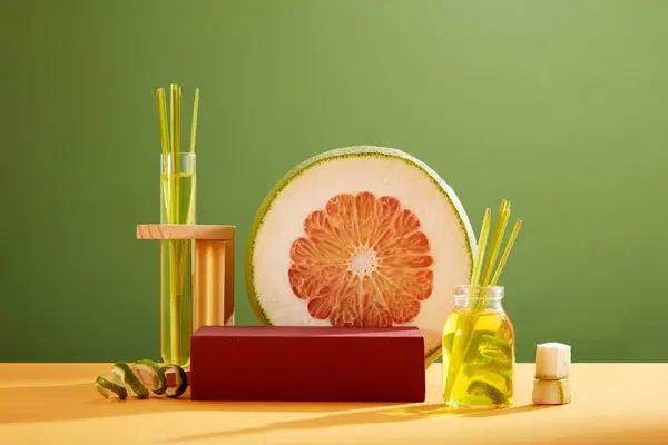 Kozmetik Ürünleri Için Yeşil Arka Planda Limon Otu Yağı Içeren — Stok fotoğraf