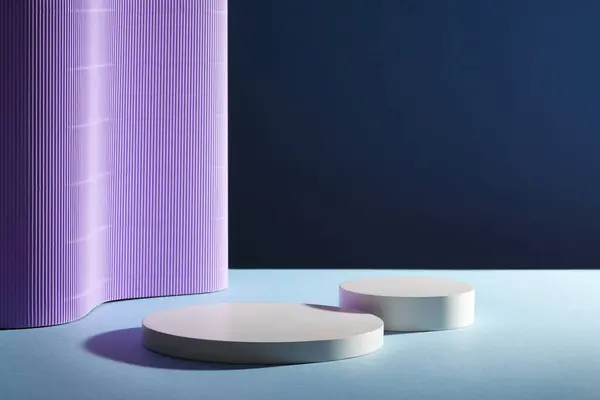 暗い背景に2つの円形の空の表彰台のフロントビュー 紫色の紙の折目は柔らかい不規則な壁を形作ります 表示プロダクトのための最小抽象的な背景 — ストック写真