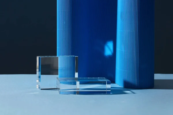Koyu Arkaplanda Iki Şeffaf Geometrik Boş Podyum Mavi Kağıt Dalgalı — Stok fotoğraf