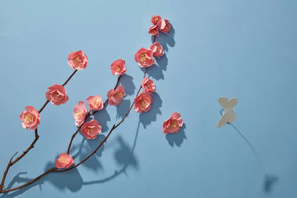Vue Dessus Des Fleurs Papier Rose Sur Fond Bleu Concept — Photo
