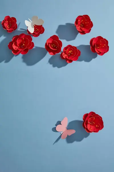 Vista Dall Alto Fiori Carta Rossa Farfalle Bianche Rosa Sfondo — Foto Stock