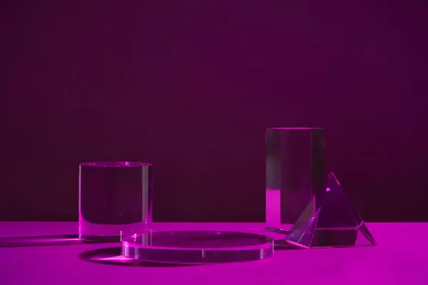 カラフルな黒と紫色のオムラの背景で装飾されたクリスタル表彰台とアクリルテクスチャの製品を展示します 化粧品のための透明な幾何学スタンド — ストック写真