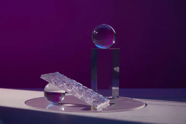 Vista Frontal Cristalería Podio Transparente Decorada Fondo Púrpura Con Espacio —  Fotos de Stock