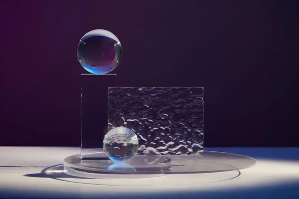 最小限のガラスの背景と透明なガラス球を持つプレゼンテーションのためのスタイリッシュなクールな勾配 製品ディスプレイ表彰台 — ストック写真