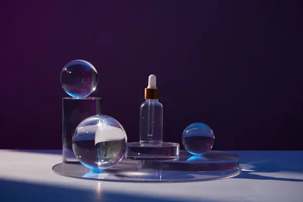 Przezroczysta Szklana Butelka Kosmetyczna Kroplomierzem Gradientowym Tle Przezroczystymi Szklanymi Minimalnymi — Zdjęcie stockowe