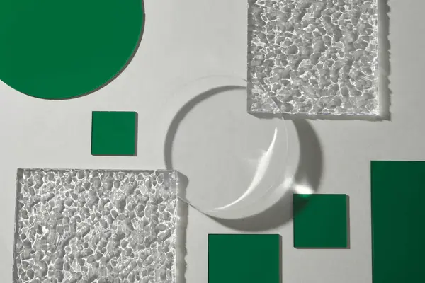 Draufsicht Der Anzeigeszene Bestehend Aus Transparenten Quadern Kristallkugeln Und Grünen — Stockfoto