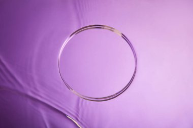 Kozmetik için boş silindirik platform. Şeffaf daire boş podyumu ve kopyalama alanı olan bir model. Üst manzara, düz uzanma.