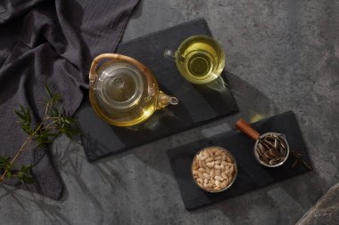 Ayçiçekli fincan ve çaydanlık seti, arka planda kabak tohumları, üst manzara, düz uzanma