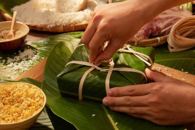 Geleneksel pirinç kekleri yapan kişinin elleri. Ay Yeni Yılı için geleneksel hediye. Vietnam geleneği