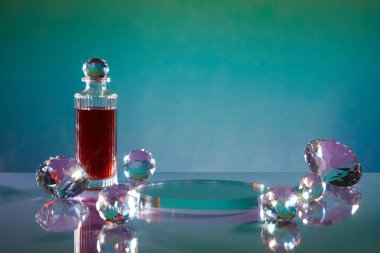 Bazı lüks elmaslar boş, şeffaf bir podyumun etrafına cam bir şişe şarapla yerleştirilmiştir. Kadın gecesi konsepti. Ürün tanıtımı