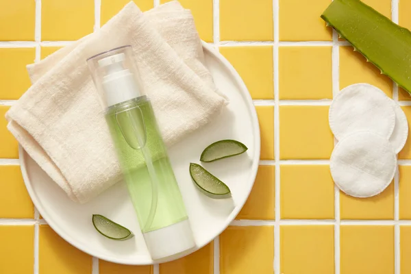 Dish Folded Towel Aloe Vera Slices Pump Bottle Containing Green — Stock Photo, Image
