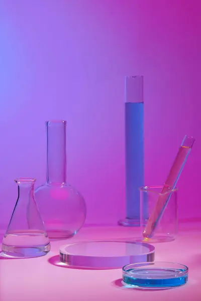 Güzellik Ürünlerinin Tanıtımı Için Podyum Yuvarlak Şekilli Laboratuvar Bardakları Renkli — Stok fotoğraf