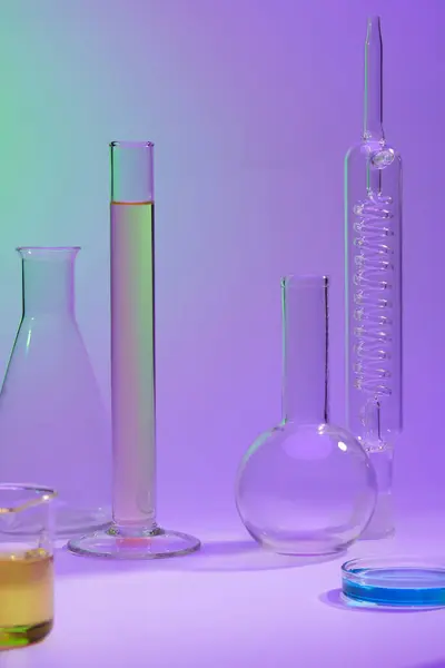 Bir Çok Renkte Sıvı Içeren Bir Kaç Laboratuvar Bardağının Ortasındaki — Stok fotoğraf