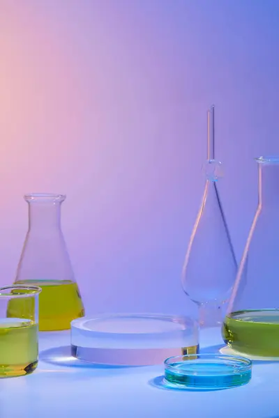 Petri Dish Blue Liquid Other Glassware Filled Yellow Liquid Decorated — Stock Photo, Image