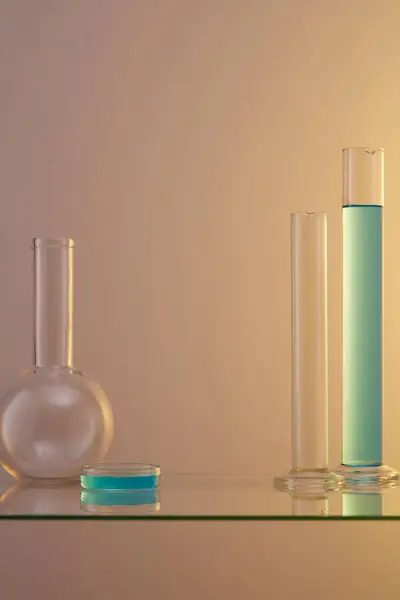 Mavi Sıvı Bir Tüp Içinde Cam Petri Kabında Hafif Bir — Stok fotoğraf
