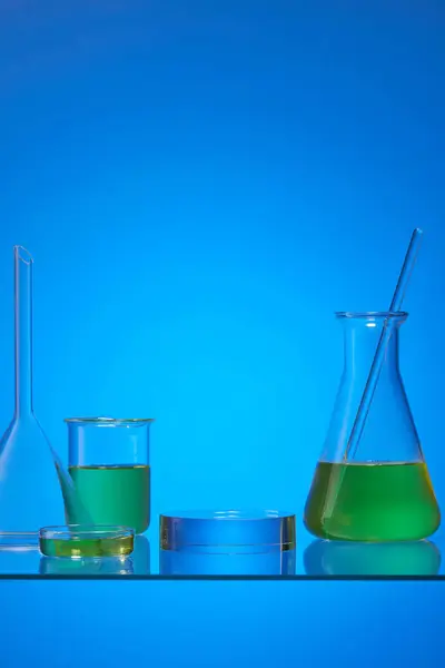 Erlenmeyer Flask Petri Dish Beaker Filled Yellow Fluid Blue Background — Stock Photo, Image