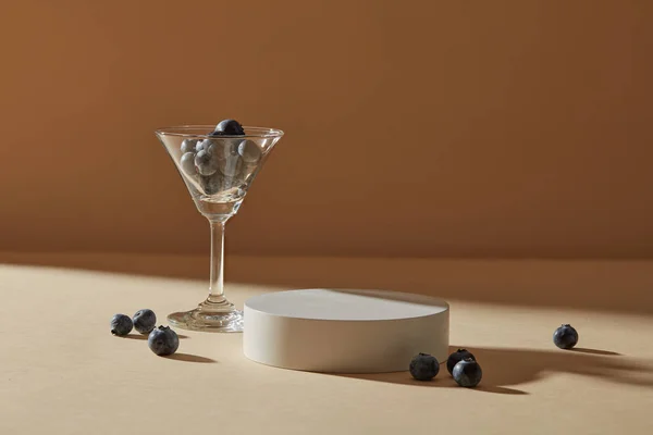Ein Mit Blaubeeren Gefülltes Cocktailglas Mit Einem Weißen Runden Podest — Stockfoto