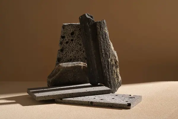 Ελάχιστο Ορθογώνιο Πέτρινο Βάθρο Διακοσμημένο Πέτρες Μπεζ Φόντο Κενό Διάστημα — Φωτογραφία Αρχείου