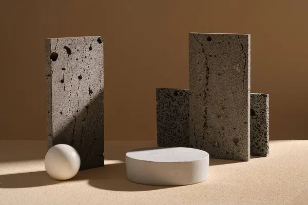 Een Wit Rond Podium Met Enkele Rechthoekige Stenen Podia Een — Stockfoto